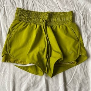 Albion Fit Snap Pea Lunge Shorts - Size small
